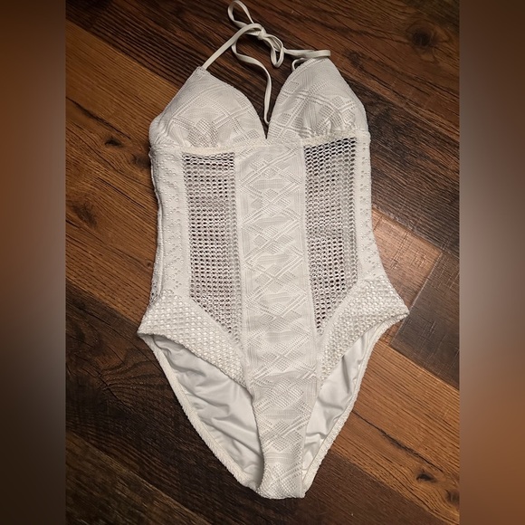Vitamin A Crochet Celeste Maillot One Piece Swimsuit White size Large NWOT - Picture 3 of 6